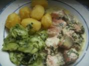 Lachs in Sahnekräutersoße gedünstet an - Rezept