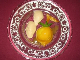 Gebackener Pfirsich mit Schokoladen-Tonkabohnen-Mousse - Rezept