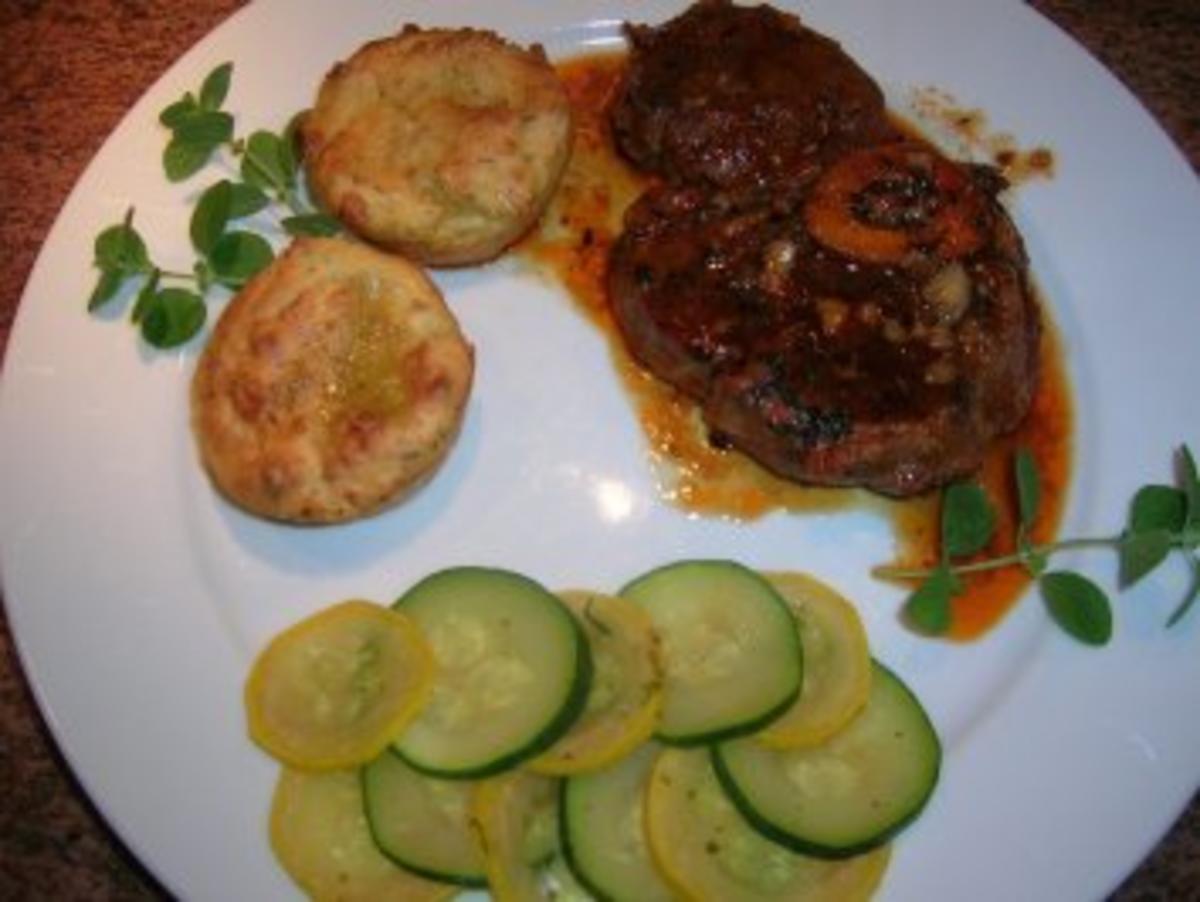 Osso buco alla Toscana mit Kartoffel-Kräuter-Muffins und Zucchinigemüse - Rezept - Bild Nr. 3