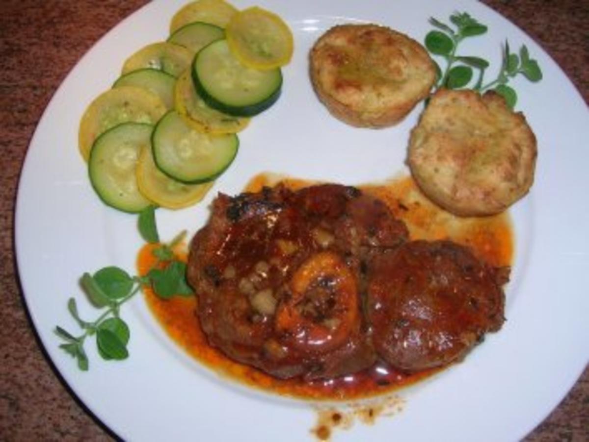 Osso buco alla Toscana mit Kartoffel-Kräuter-Muffins und Zucchinigemüse ...