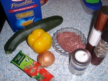 Rezept: Penne mit Paprika-Zucchini-Hack-Soße Penne mit Paprika-Zucchini-Hack-Soße - Rezept