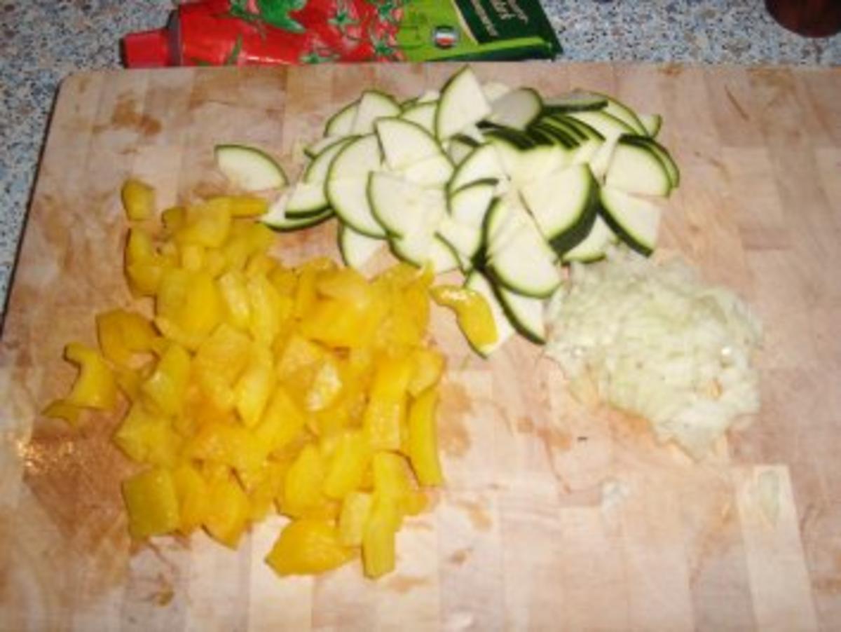 Rezept: Penne mit Paprika-Zucchini-Hack-Soße Bild Nr. 2 Penne mit Paprika-Zucchini-Hack-Soße - Rezept - Bild Nr. 2