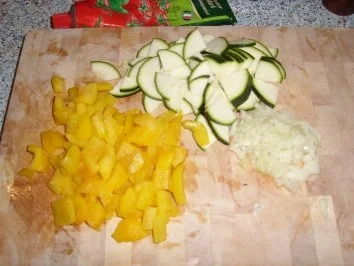 Rezept: Penne mit Paprika-Zucchini-Hack-Soße Bild Nr. 2 Penne mit Paprika-Zucchini-Hack-Soße - Rezept - Bild Nr. 2