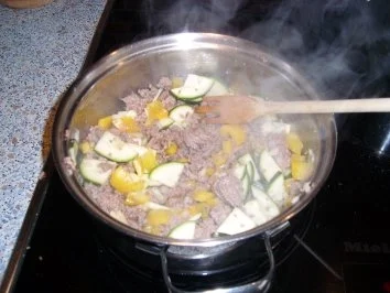 Rezept: Penne mit Paprika-Zucchini-Hack-Soße Bild Nr. 3 Penne mit Paprika-Zucchini-Hack-Soße - Rezept - Bild Nr. 3