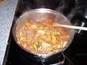 Rezept: Penne mit Paprika-Zucchini-Hack-Soße Bild Nr. 4 Penne mit Paprika-Zucchini-Hack-Soße - Rezept - Bild Nr. 4