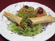 Räucherlachs mit Frischkäse, Filoteigrolle mit Gemüse und Shrimps an Salat - Rezept