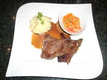 Rezept: Wildschweinkotelett mit rotem Pesto und Parmesanpüree Wildschweinkotelett mit rotem Pesto und Parmesanpüree - Rezept