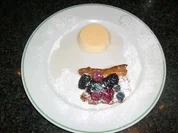 Karamellcreme an Mandelhippe mit Beerenfüllung - Rezept