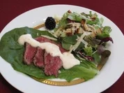 Gebratenes Rindercarpaccio mit Frühlingssalaten und Parmesan - Rezept