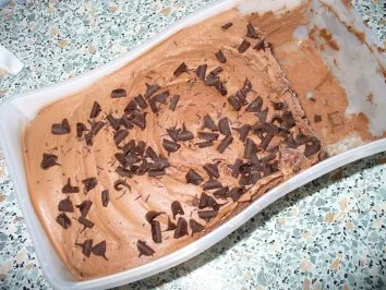 Schokoeisbecher mit Früchten und Schlagsahne - Rezept - Bild Nr. 2