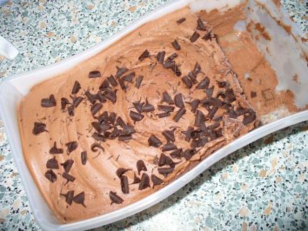 Schokoeisbecher mit Früchten und Schlagsahne - Rezept - kochbar.de