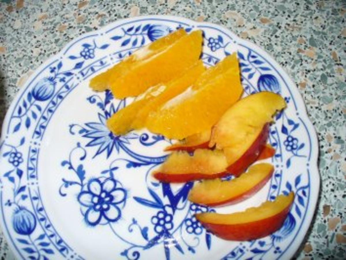 Schokoeisbecher mit Früchten und Schlagsahne - Rezept - Bild Nr. 3