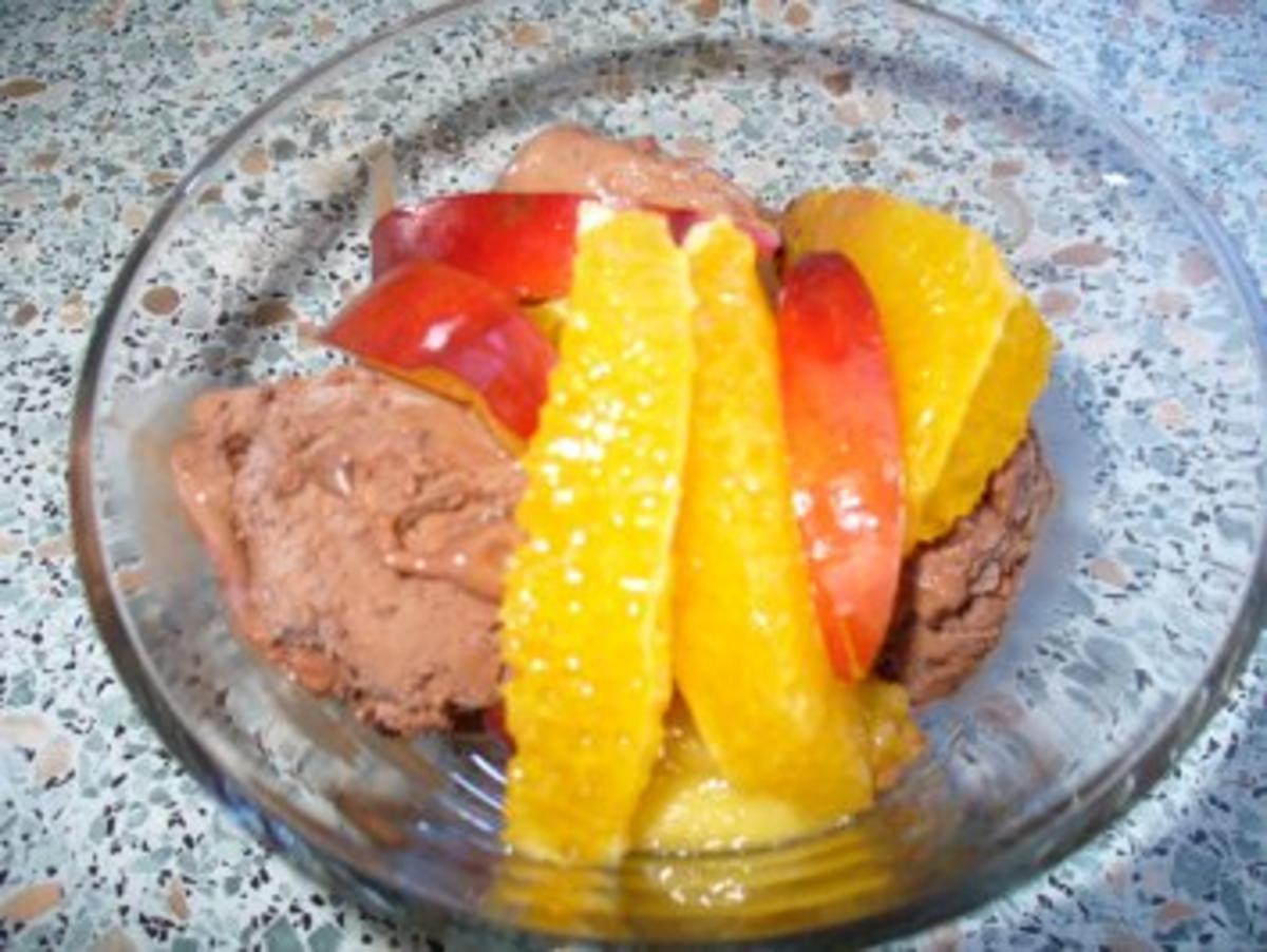 Schokoeisbecher mit Früchten und Schlagsahne - Rezept - Bild Nr. 5