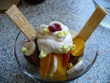 Schokoeisbecher mit Früchten und Schlagsahne - Rezept