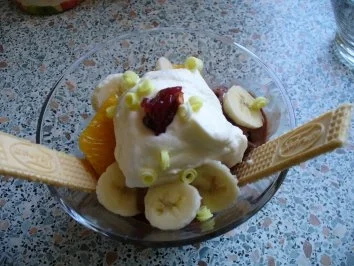 Schokoeisbecher mit Früchten und Schlagsahne - Rezept - Bild Nr. 6