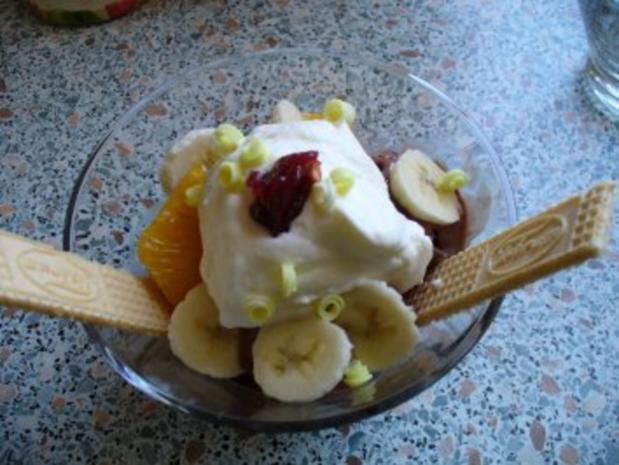 Schokoeisbecher mit Früchten und Schlagsahne - Rezept - kochbar.de