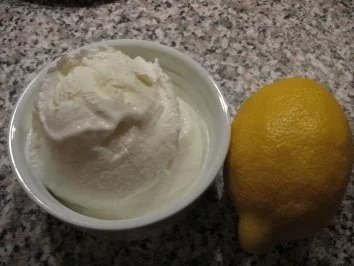 Rezept: Buttermilch-Zitronen-Eis Bild Nr. 2 Buttermilch-Zitronen-Eis - Rezept - Bild Nr. 2