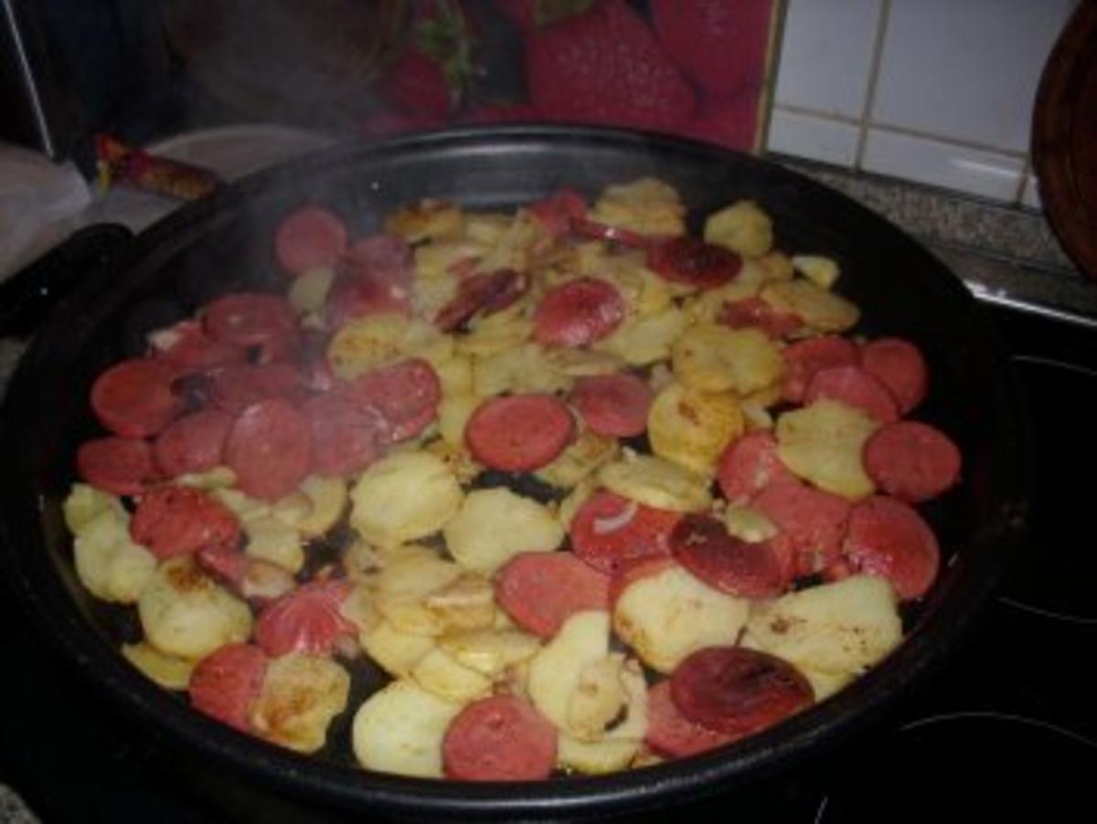 Bratkartoffeln mit türkischer Knoblauchwurst - SUCUK- und Ei - Rezept - Bild Nr. 2