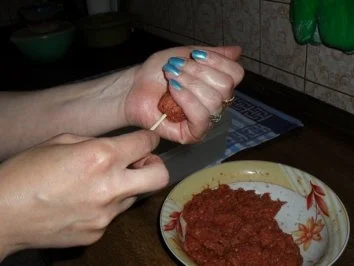 Rezept: Kebab-Spieß aus Rinderhack mit Tzaziki mit Minze siehe KB Bild Nr. 4 Kebab-Spieß aus Rinderhack mit Tzaziki mit Minze siehe KB - Rezept - Bild Nr. 4