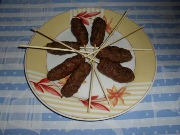 Rezept: Kebab-Spieß aus Rinderhack mit Tzaziki mit Minze siehe KB Bild Nr. 7 Kebab-Spieß aus Rinderhack mit Tzaziki mit Minze siehe KB - Rezept - Bild Nr. 7