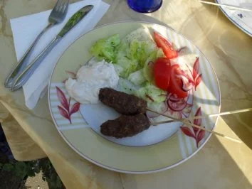 Rezept: Kebab-Spieß aus Rinderhack mit Tzaziki mit Minze siehe KB Bild Nr. 8 Kebab-Spieß aus Rinderhack mit Tzaziki mit Minze siehe KB - Rezept - Bild Nr. 8