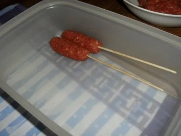 Rezept: Kebab-Spieß aus Rinderhack mit Tzaziki mit Minze siehe KB Bild Nr. 5 Kebab-Spieß aus Rinderhack mit Tzaziki mit Minze siehe KB - Rezept - Bild Nr. 5