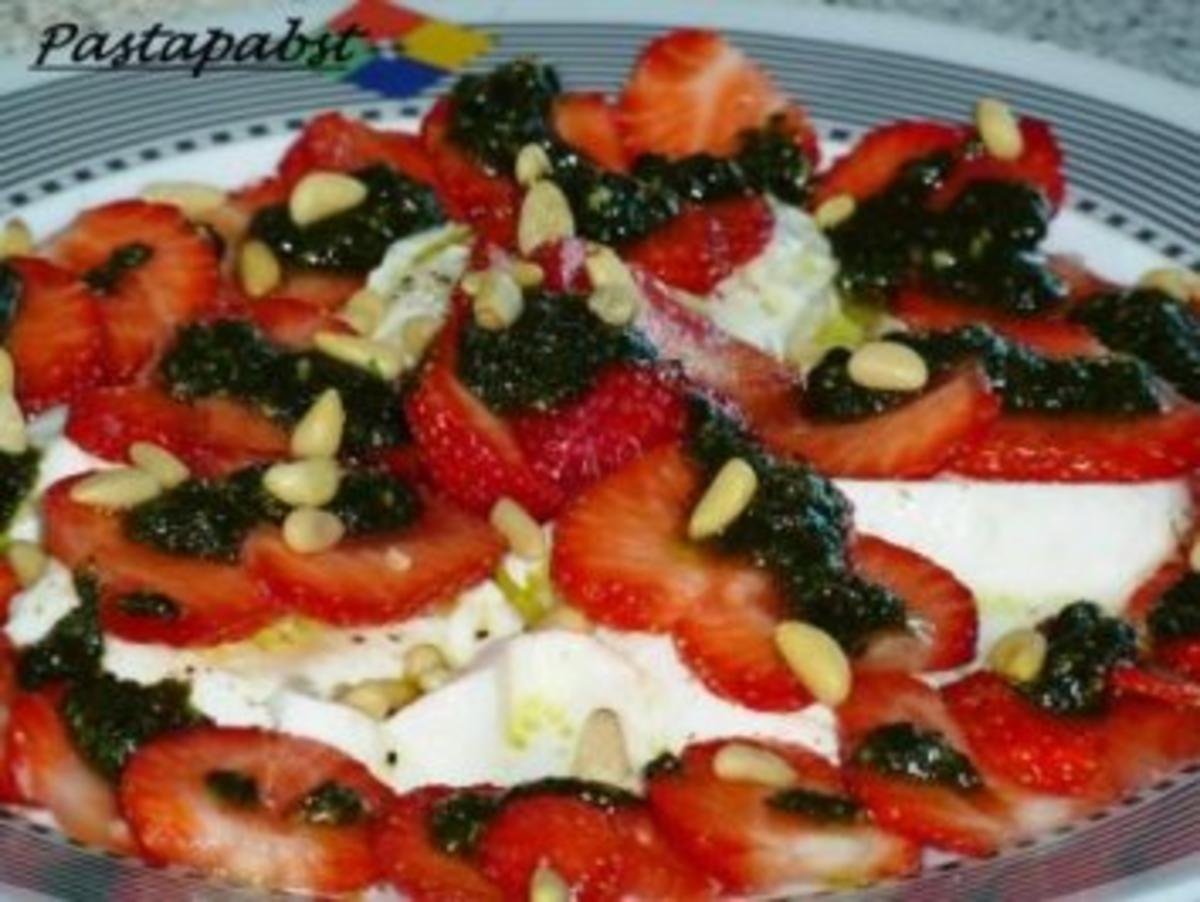 Erdbeercarpaccio mit Minzpesto - Rezept - kochbar.de