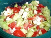 Rezept: Tomaten-Gurken-Schafskäsesalat Tomaten-Gurken-Schafskäsesalat - Rezept