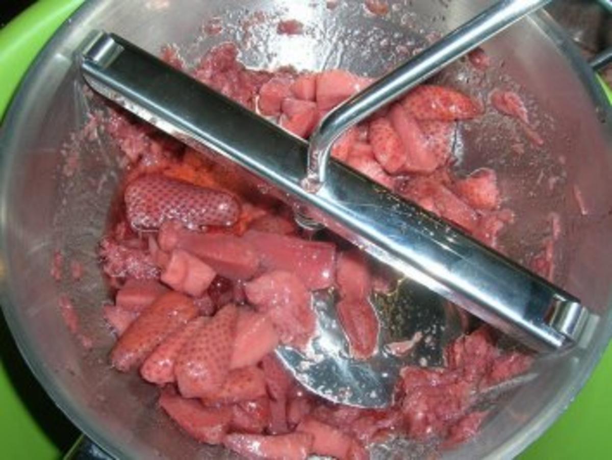 Erdbeer-Limes - haltbarer gemacht - kühl aufbewahrt, hält er sich ca. 2 1/2 Monate - Rezept - Bild Nr. 4