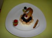 Brombeer Dessert von Löffelbiskuit umgeben - Rezept