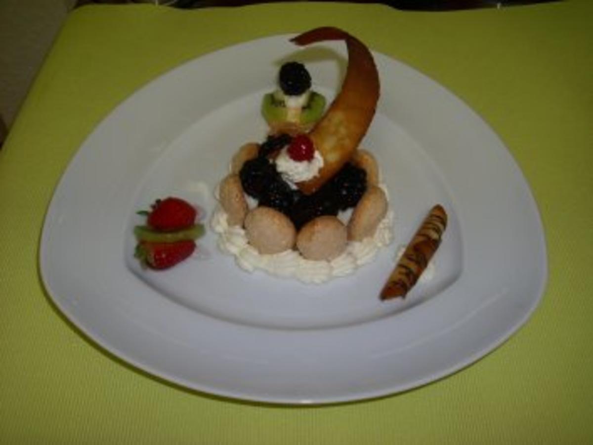 Brombeer Dessert von Löffelbiskuit umgeben - Rezept - Bild Nr. 2