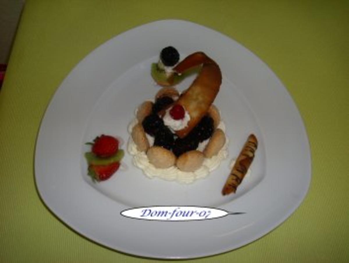Brombeer Dessert von Löffelbiskuit umgeben - Rezept - Bild Nr. 3