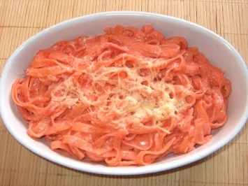 Rezept: TAGLIATELLE mit Lachs TAGLIATELLE mit Lachs - Rezept