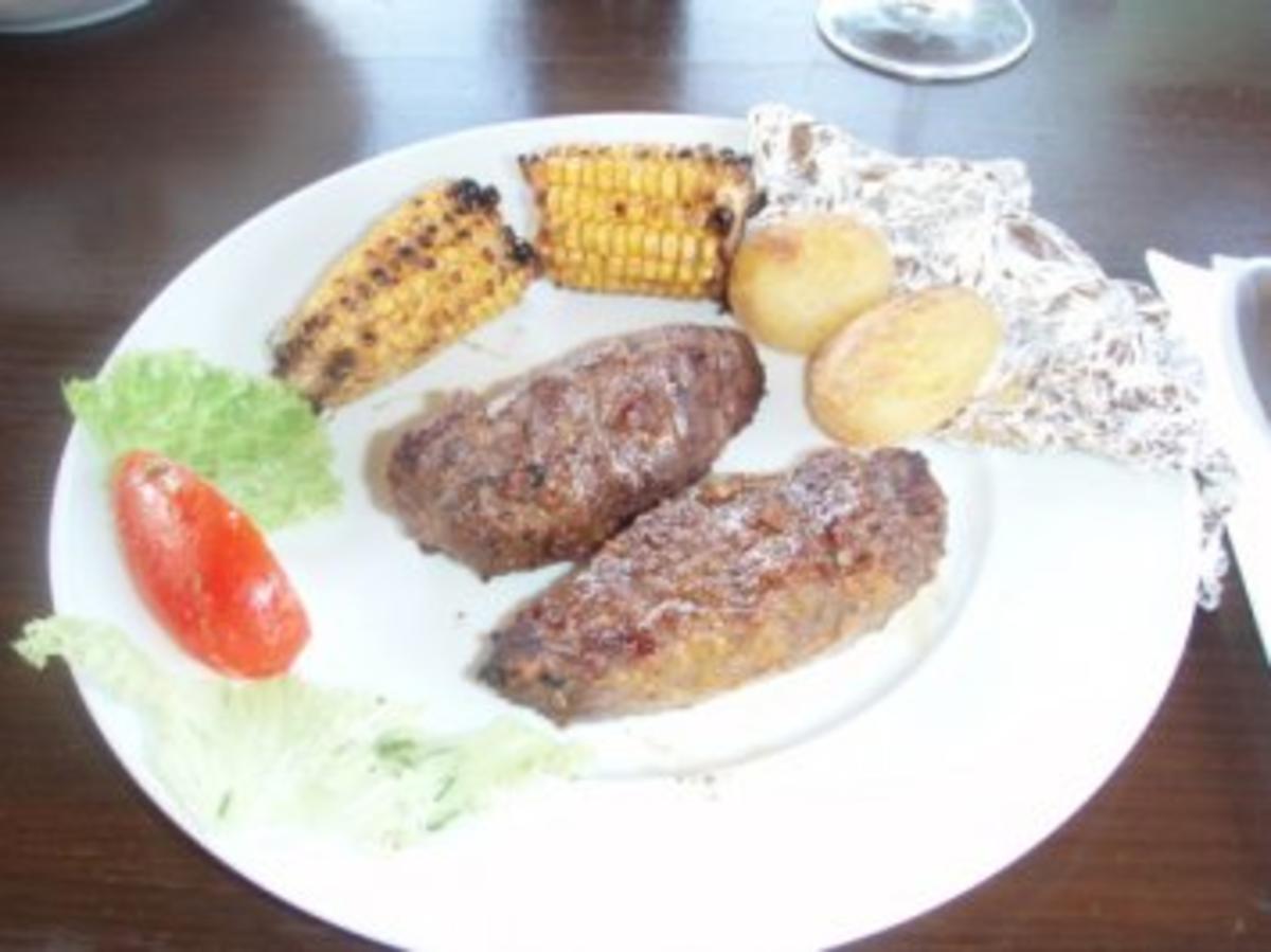 Mariniertes Straussenfilet mit Folienkartoffeln, Zuckermais und Salat ...