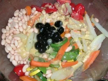 Rezept: Gemüsesalat nach mediterraner Art (fabriziert aus Resten) Bild Nr. 2 Gemüsesalat nach mediterraner Art (fabriziert aus Resten) - Rezept - Bild Nr. 2