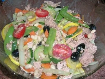 Rezept: Gemüsesalat nach mediterraner Art (fabriziert aus Resten) Gemüsesalat nach mediterraner Art (fabriziert aus Resten) - Rezept