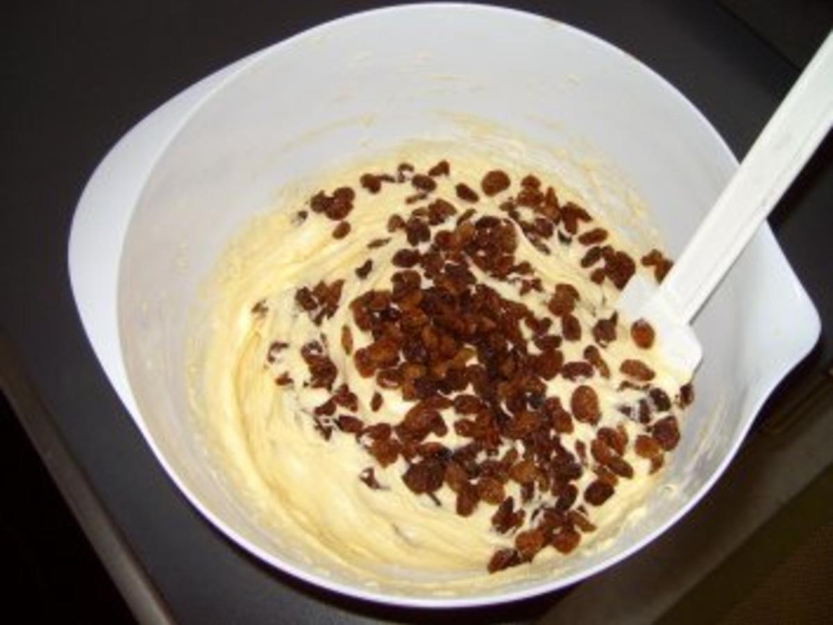 Gugelhupf mit Rosinen - einfach - 355 kcal/100g