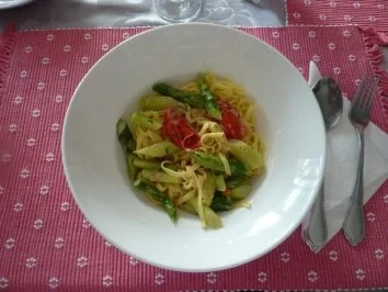 Rezept: Tagliatelle mit Spargel und Basilikum Tagliatelle mit Spargel und Basilikum - Rezept