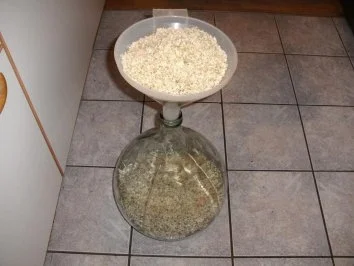 Rezept: Fruchtwein: Holunderblütenwein Bild Nr. 5 Fruchtwein: Holunderblütenwein - Rezept - Bild Nr. 5