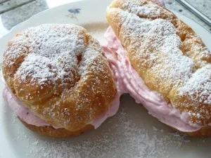 Rezept: Luftige Windbeutel und Eclairs mit Erdbeercreme Luftige Windbeutel und Eclairs mit Erdbeercreme - Rezept