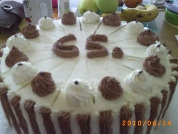 Rezept: Torten: Zweifarbige Torte - zum 65. Geburtstag des Seniorchefs Torten: Zweifarbige Torte - zum 65. Geburtstag des Seniorchefs - Rezept