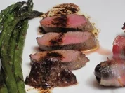 Lammrücken nach Asia-Art mit Walnuss-Pflaume und grünem Spargel - Rezept