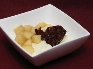 Mascarponecreme mit Apfelkompott und Haselnuss-Crunch - Rezept