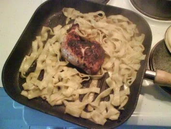 Geflügel: Hähnchenschenkel mit Zitrone-Basilikum-Nudeln - Rezept - Bild Nr. 7