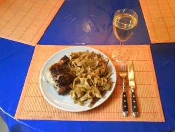 Geflügel: Hähnchenschenkel mit Zitrone-Basilikum-Nudeln - Rezept