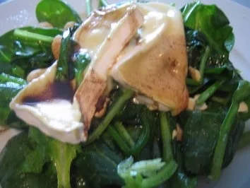 Rezept: Spinatsalat mit gebratenem Brie Spinatsalat mit gebratenem Brie - Rezept