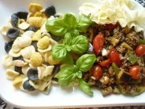 Gemüse-Hackpfanne an Orecchiette Ortolano und Tete-de-Moine-Locken - Rezept