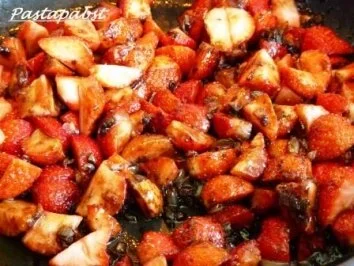 Rezept: Erdbeer-Balsamico-Sauce mit Hähnchenfilet und Zitronenbandnudeln Bild Nr. 3 Erdbeer-Balsamico-Sauce mit Hähnchenfilet und Zitronenbandnudeln - Rezept - Bild Nr. 3