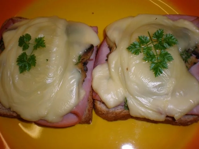 Rezept: Überbackene Toastschnitten Überbackene Toastschnitten - Rezept