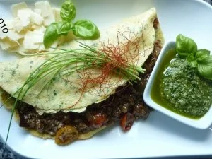 Schnittlauch-Cheddar-Pfannkuchen mit Gemüse-Hack-Pfanne gefüllt - Rezept